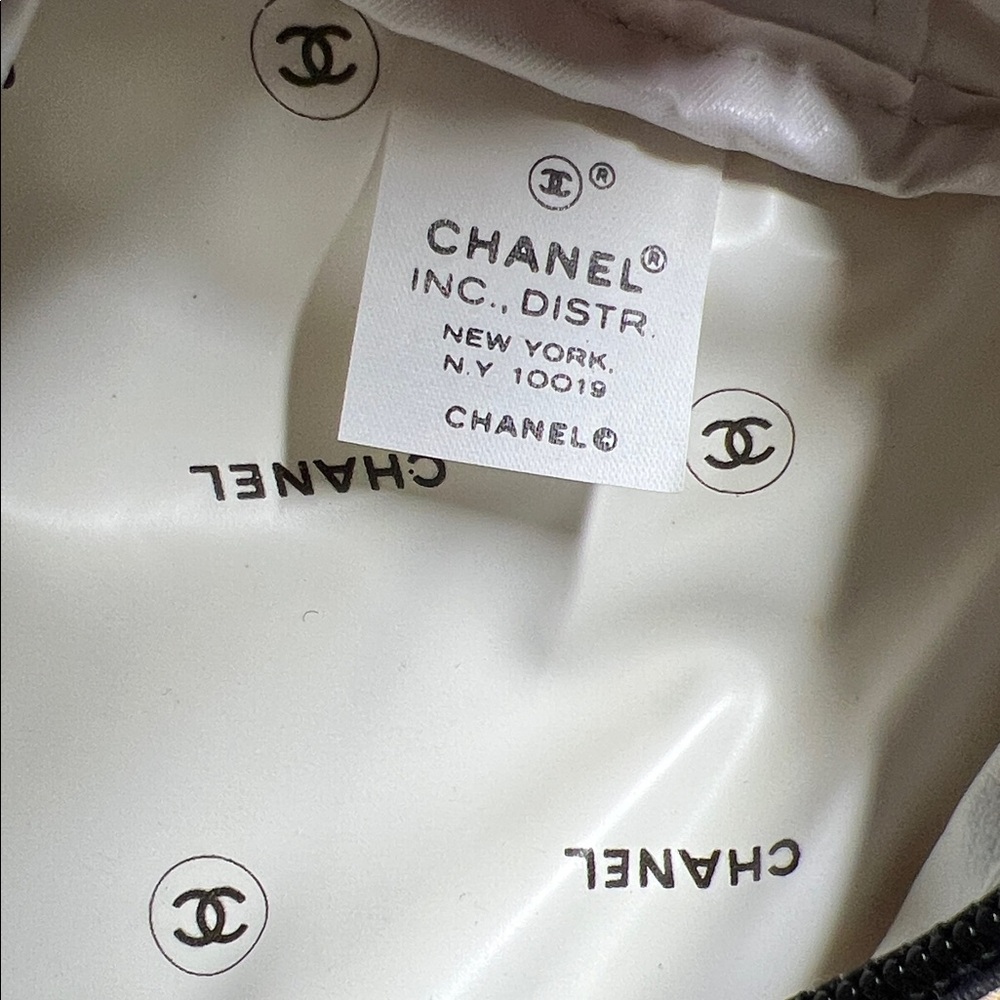 CHANEL Retro Camellia Makeup Gift-With-Purchase Bag With Tassel - Picture 12 of 14